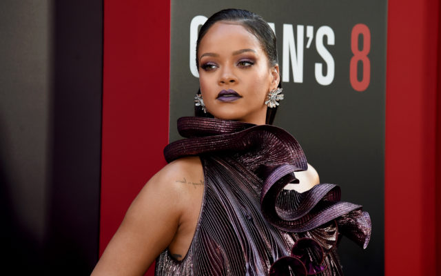 Rihanna’s Butt Cleavage Fenty Leggings Got Social Media Going Crazy